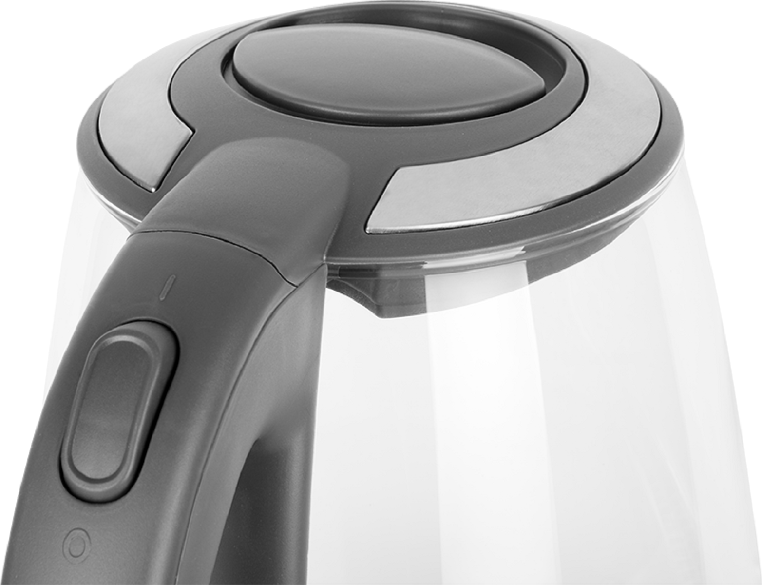 Zbliżenie czarnego i przezroczystego czajnika elektrycznego ze srebrną obwódką.