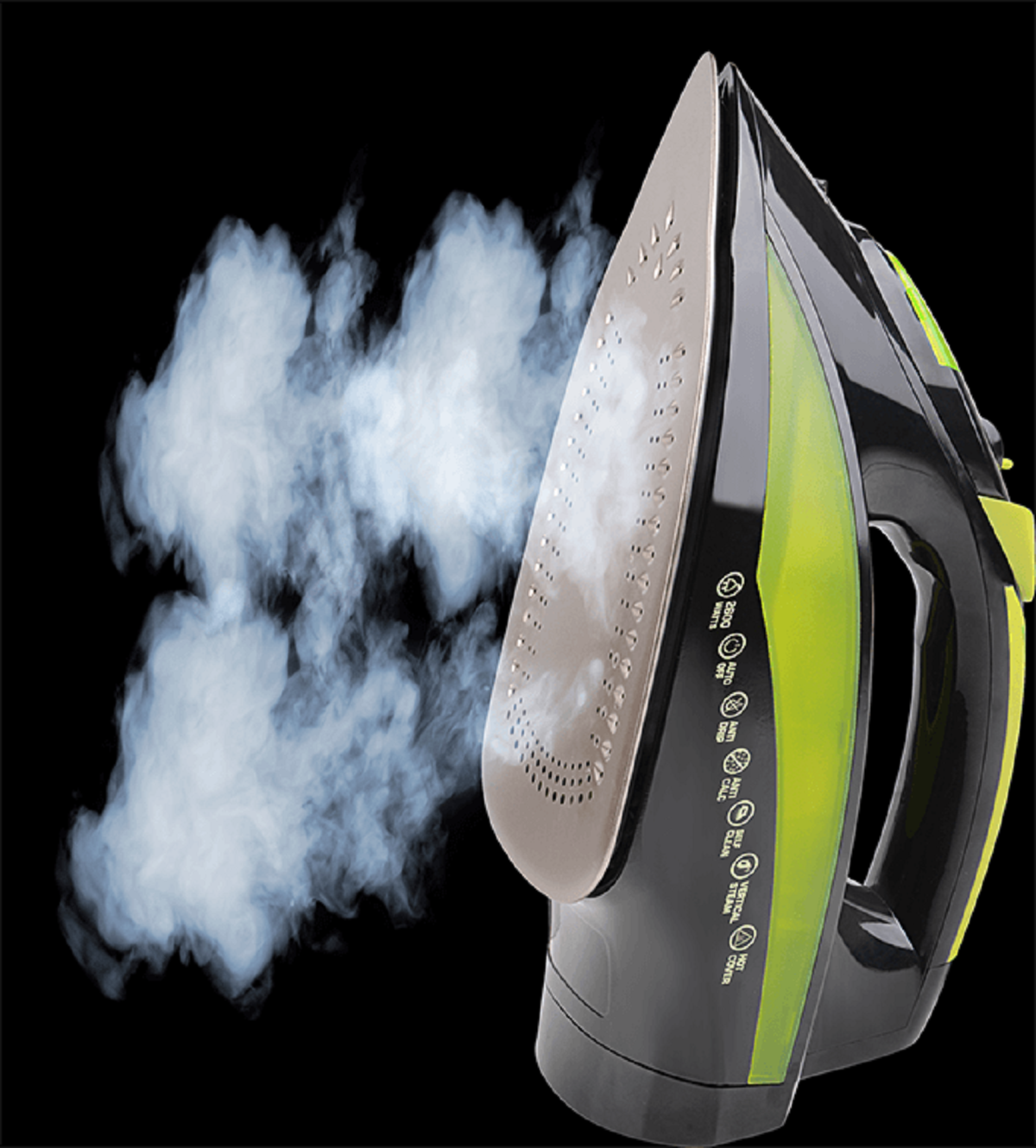 Żelazko parujące białą parą na czarnym tle.