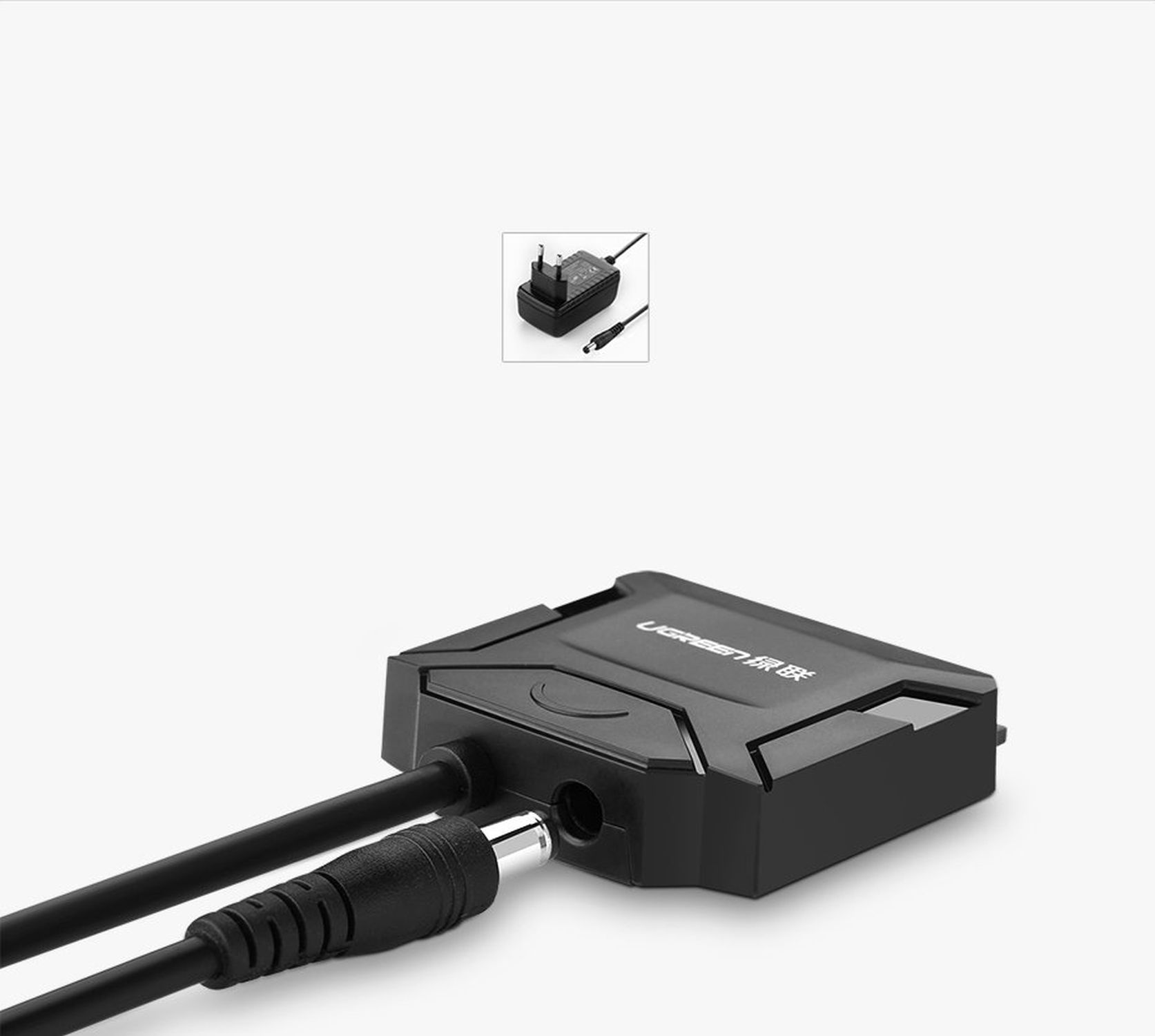 Czarny adapter UGREEN z kablem zasilającym i złączem. Odizolowany na białym tle.