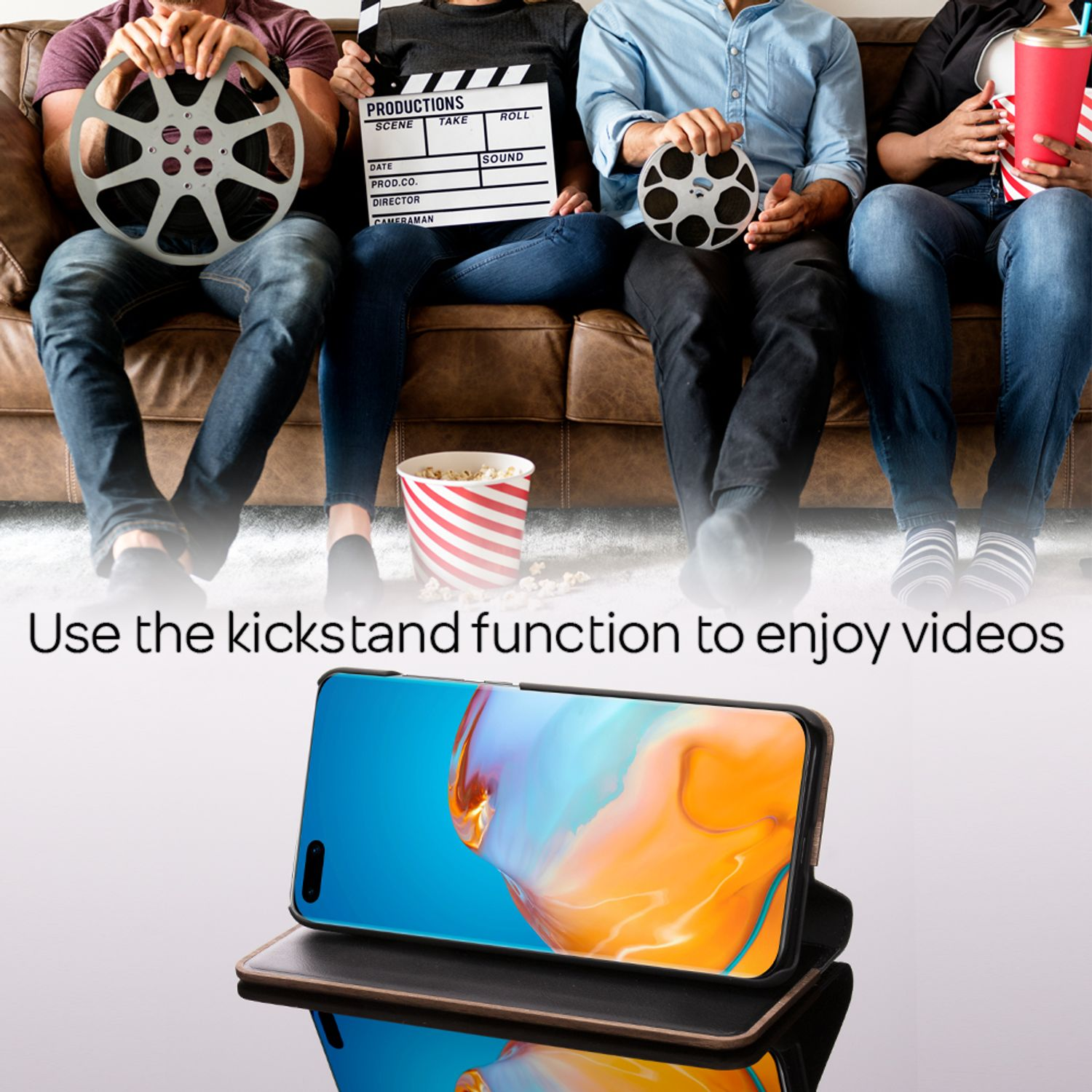 Leute sitzen auf einem Sofa, halten Filmrollen, eine Klappe und Popcorn. Ein Telefon ist aufgestellt.