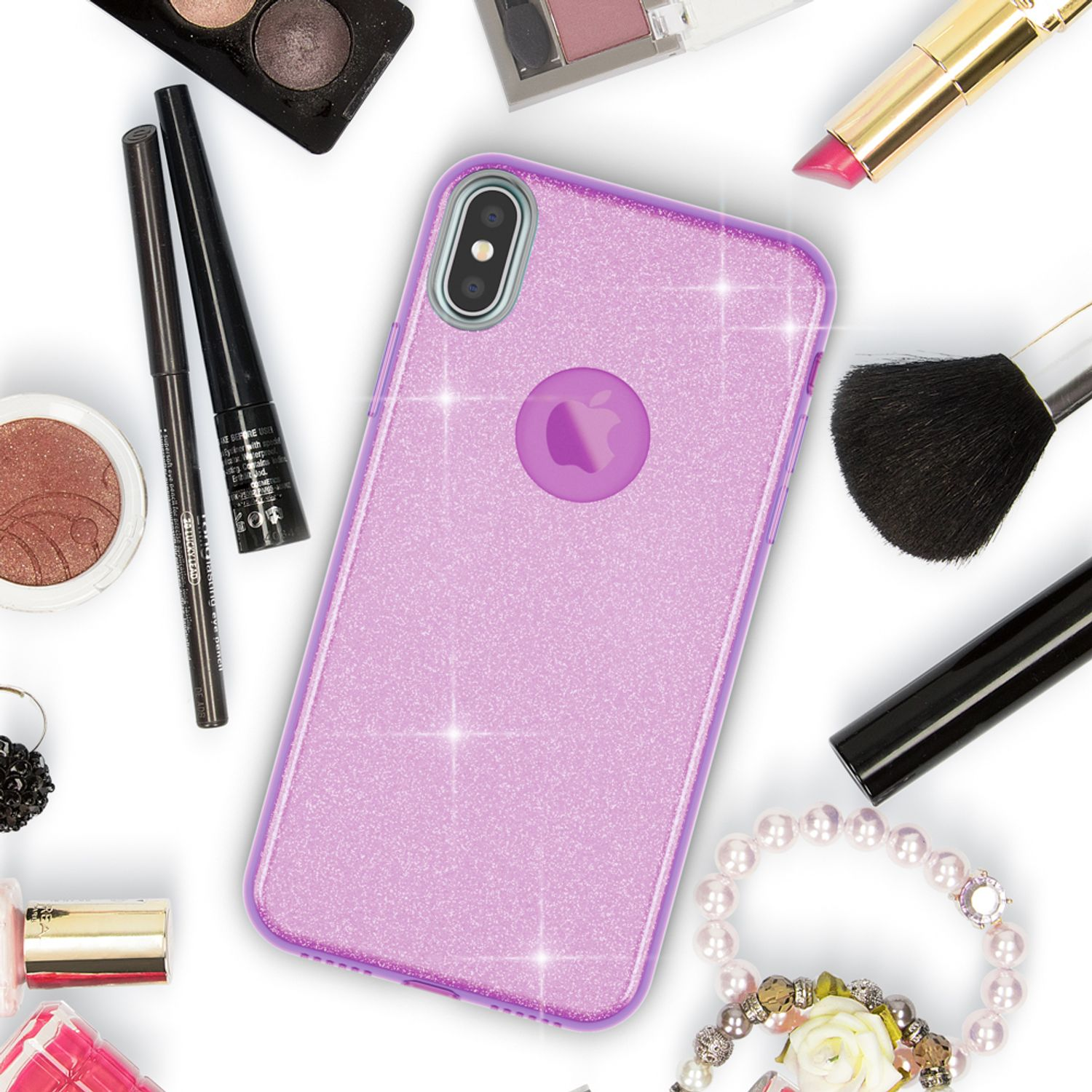 Eine glitzernde Handyhülle, umgeben von Make-up-Artikeln wie Eyeliner und Lippenstift.