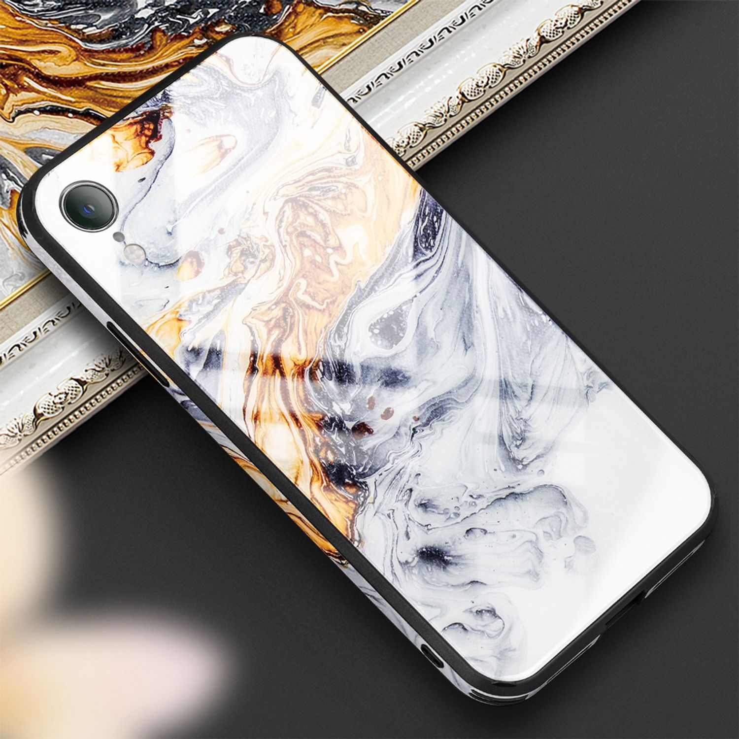 Eine Handyhülle mit weißem Marmordesign. Das Telefon ist schwarz mit einer Marmorhülle.
