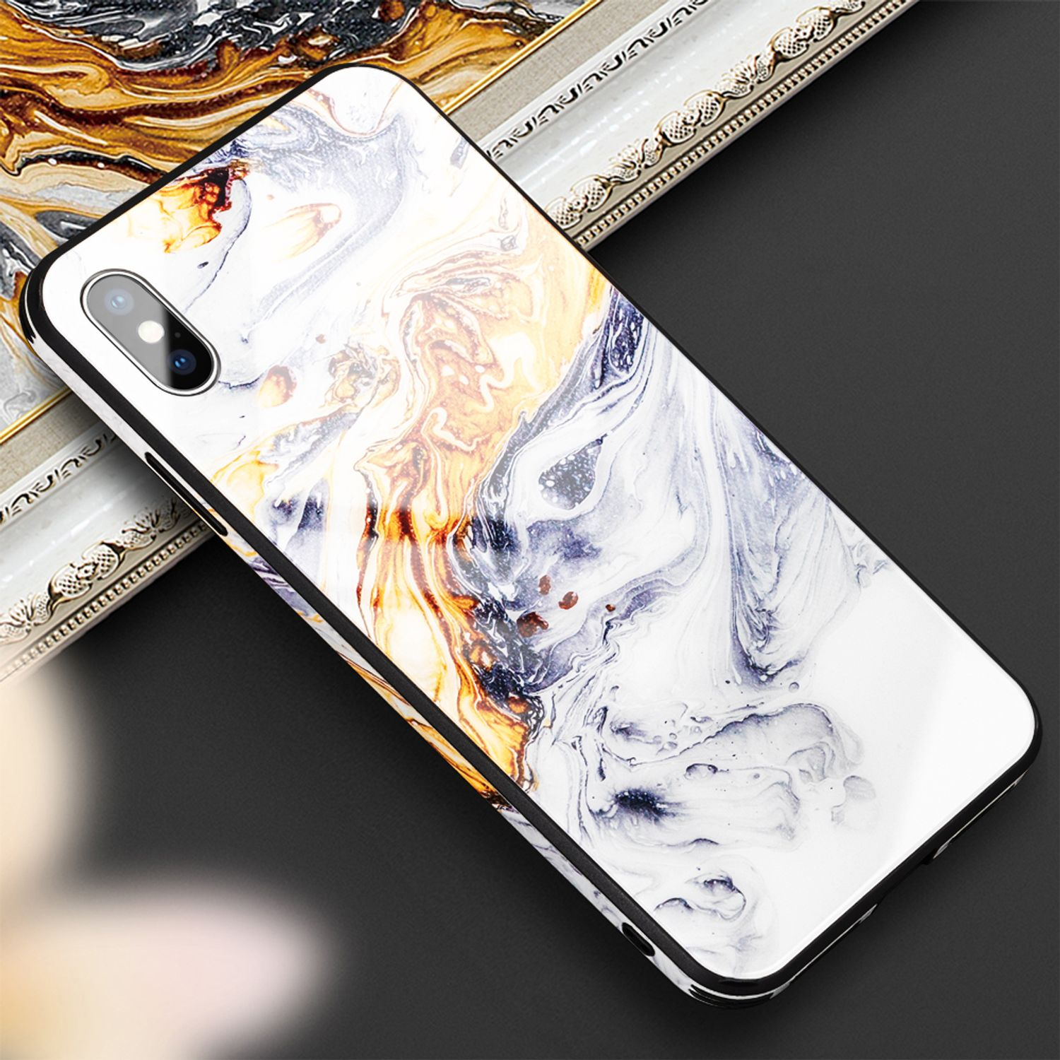 Handyhülle mit Marmordesign. Telefon im Inneren. Hülle liegt auf einer verzierten Oberfläche. Tolles Design.