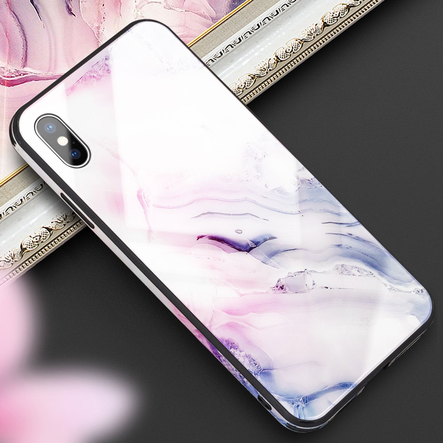 Eine Handyhülle mit marmorähnlichem Muster. Das Telefon liegt auf einer Oberfläche.