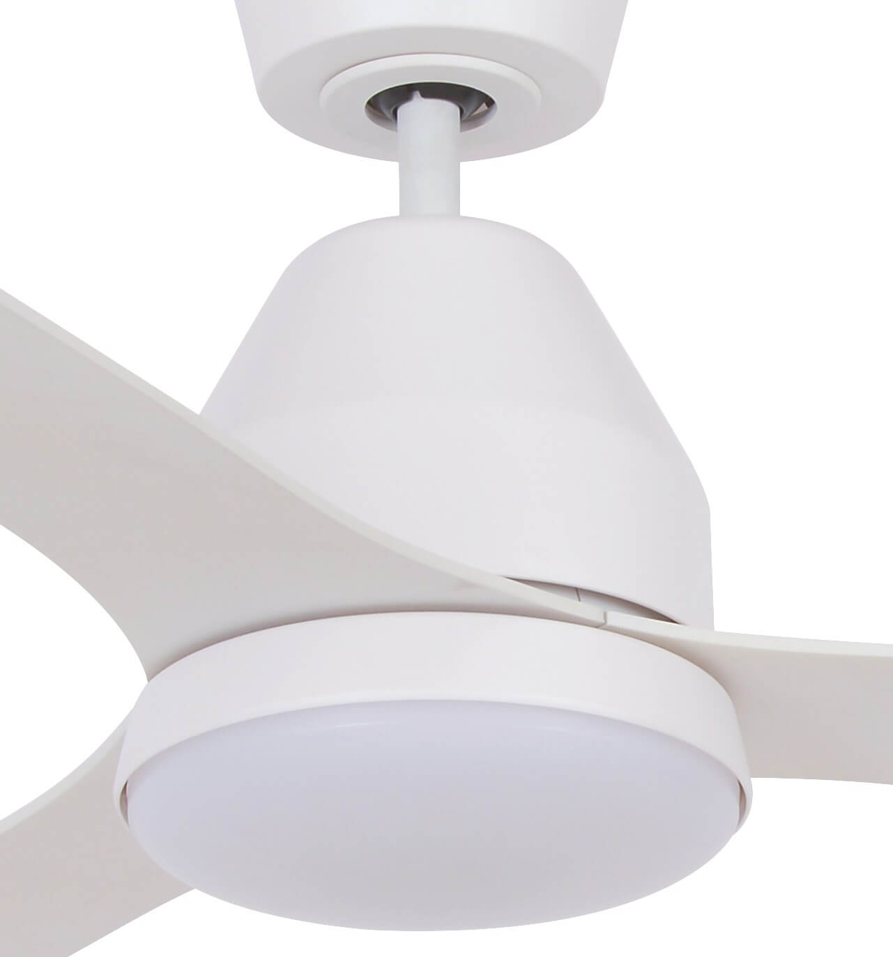Weißer Deckenventilator. Nahaufnahme des Motors und der Flügel des Ventilators mit Licht darunter.