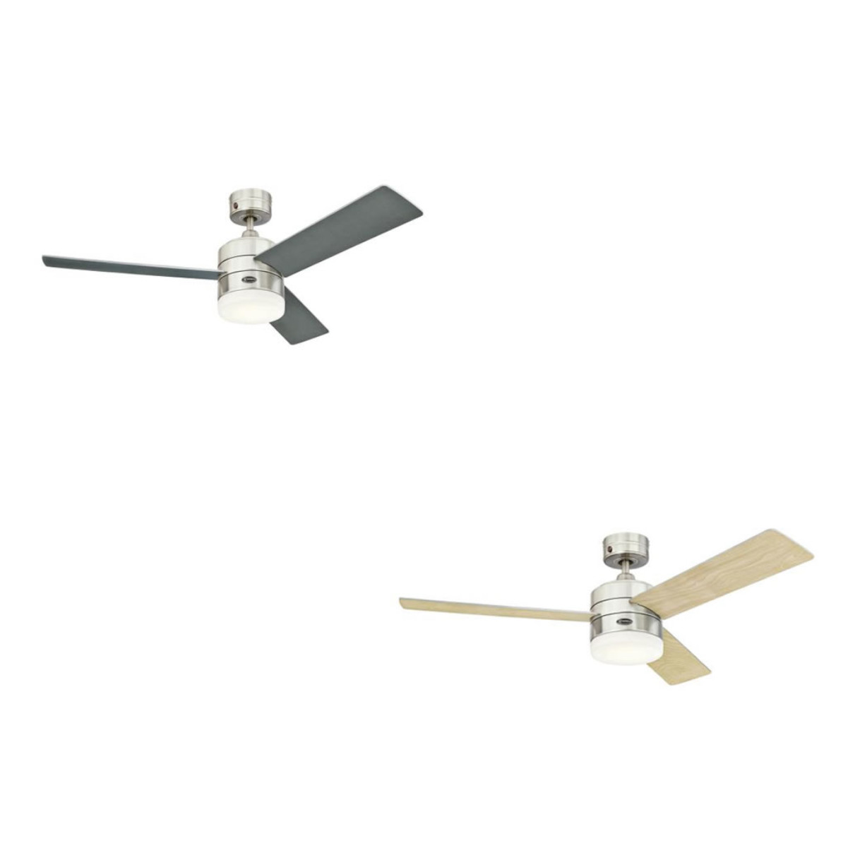 Due ventilatori a soffitto su sfondo bianco. Uno ha pale grigie, l'altro in legno.