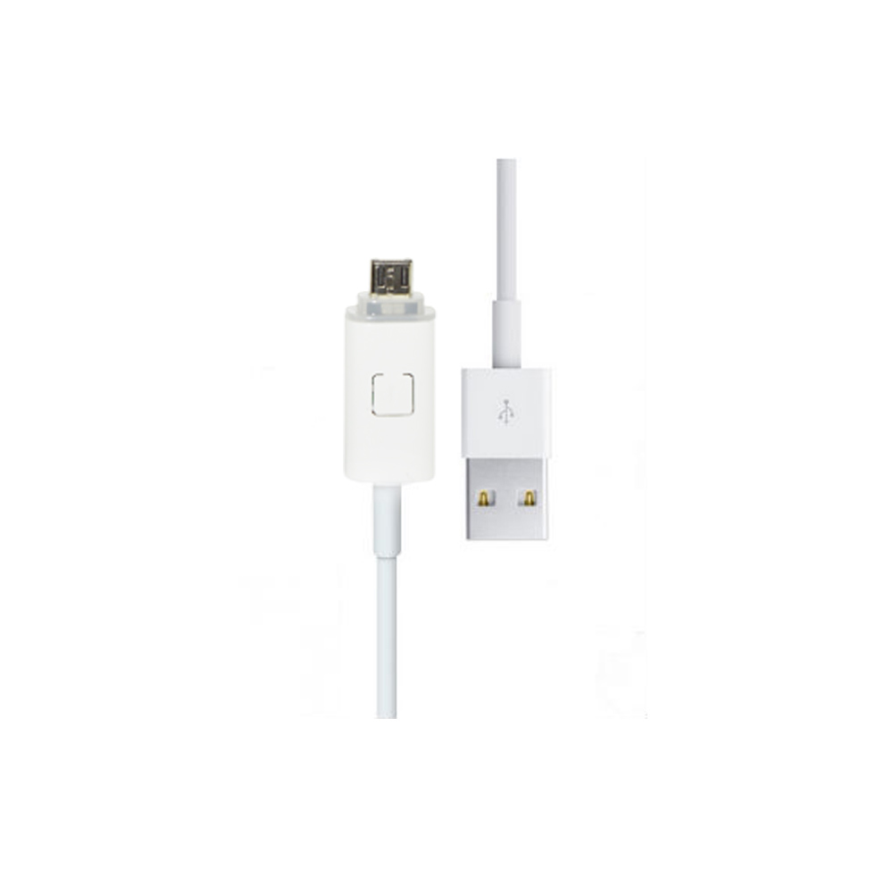 Ein weißes USB-Kabel. Der Hintergrund ist weiß. Das Kabel ist weiß.