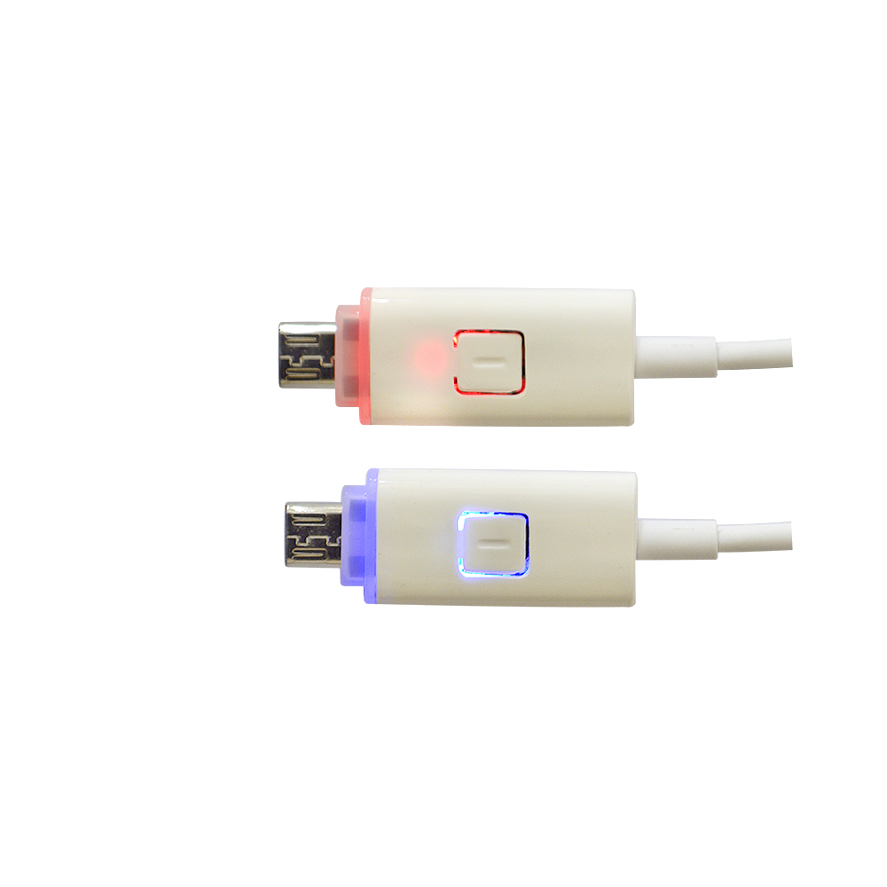 Zwei weiße USB-C-Kabel mit rot und blau beleuchteten Steckern auf weißem Hintergrund.