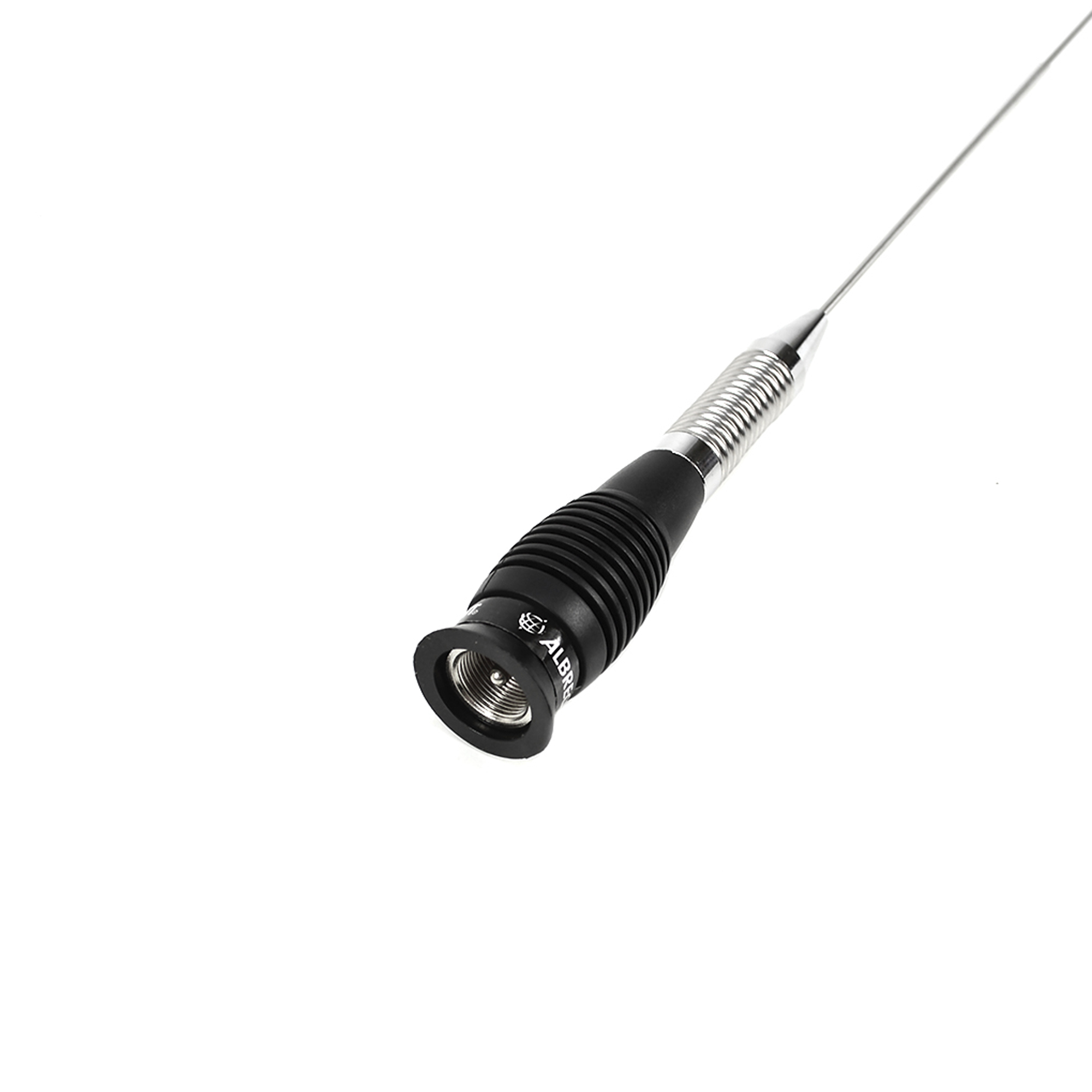 Schwarze Autoantenne mit Metallspitze. Die Antenne vor weißem Hintergrund.