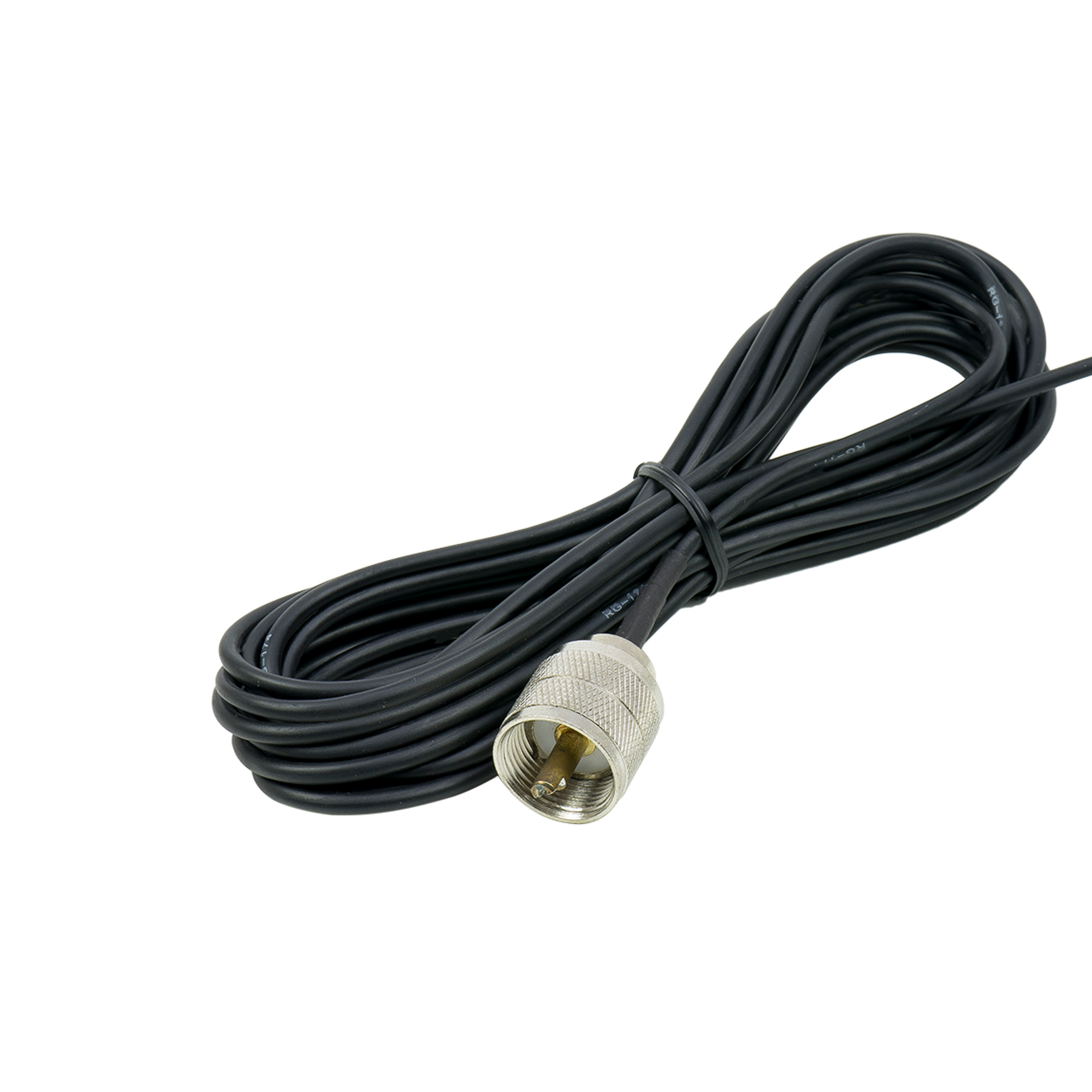 Ein schwarzes Koaxialkabel mit einem Stecker an einem Ende, auf weißem Hintergrund.