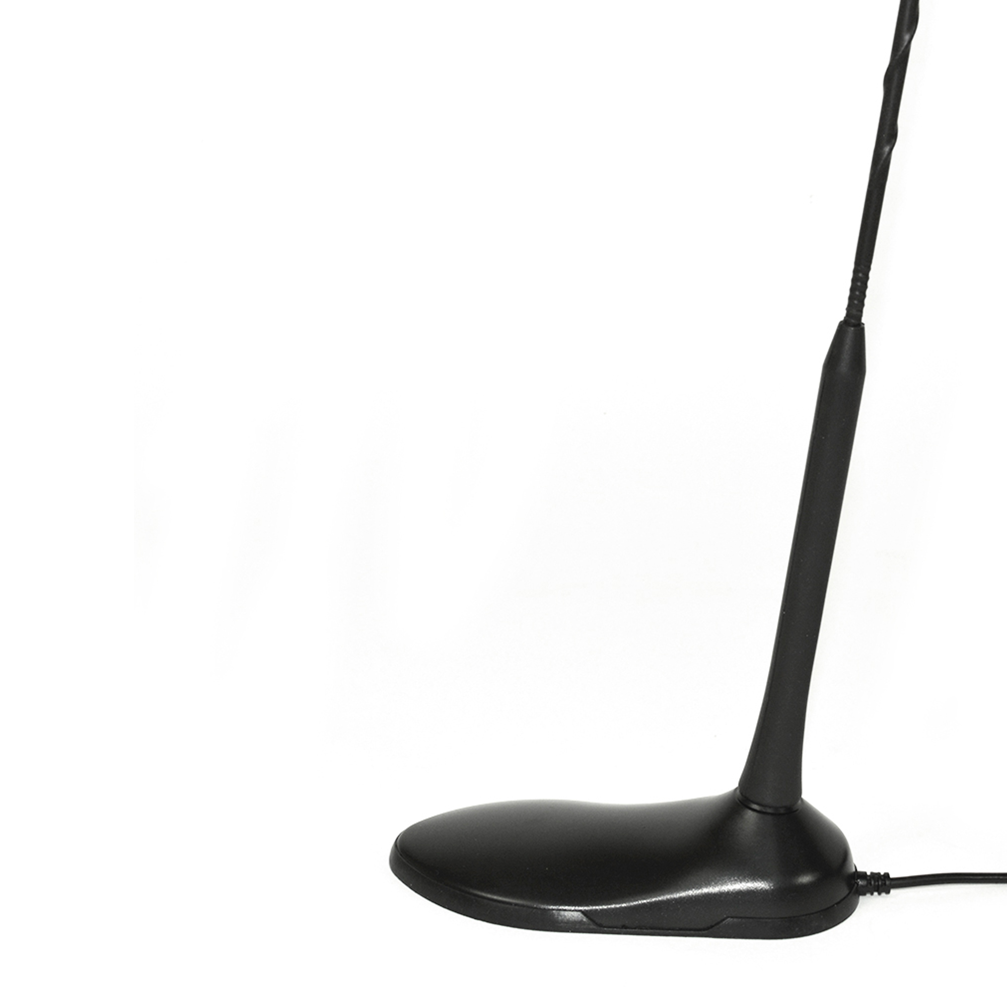 Schwarze Autoantenne auf weißem Hintergrund. Sie hat einen Sockel und einen schlanken, gebogenen Schaft.