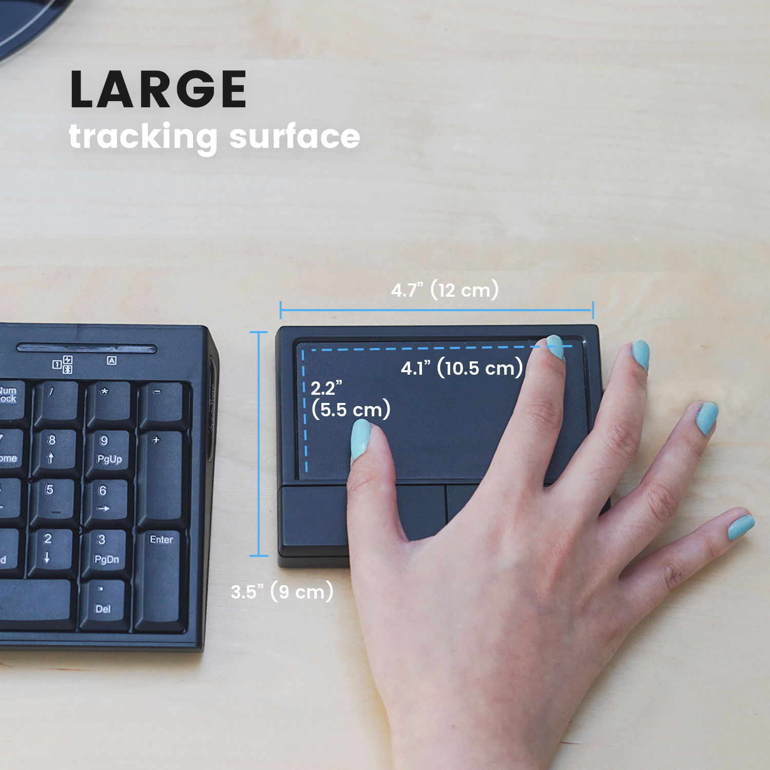 Czarny panel dotykowy z klawiaturą po lewej stronie. Ręka unosi się nad panelem dotykowym.