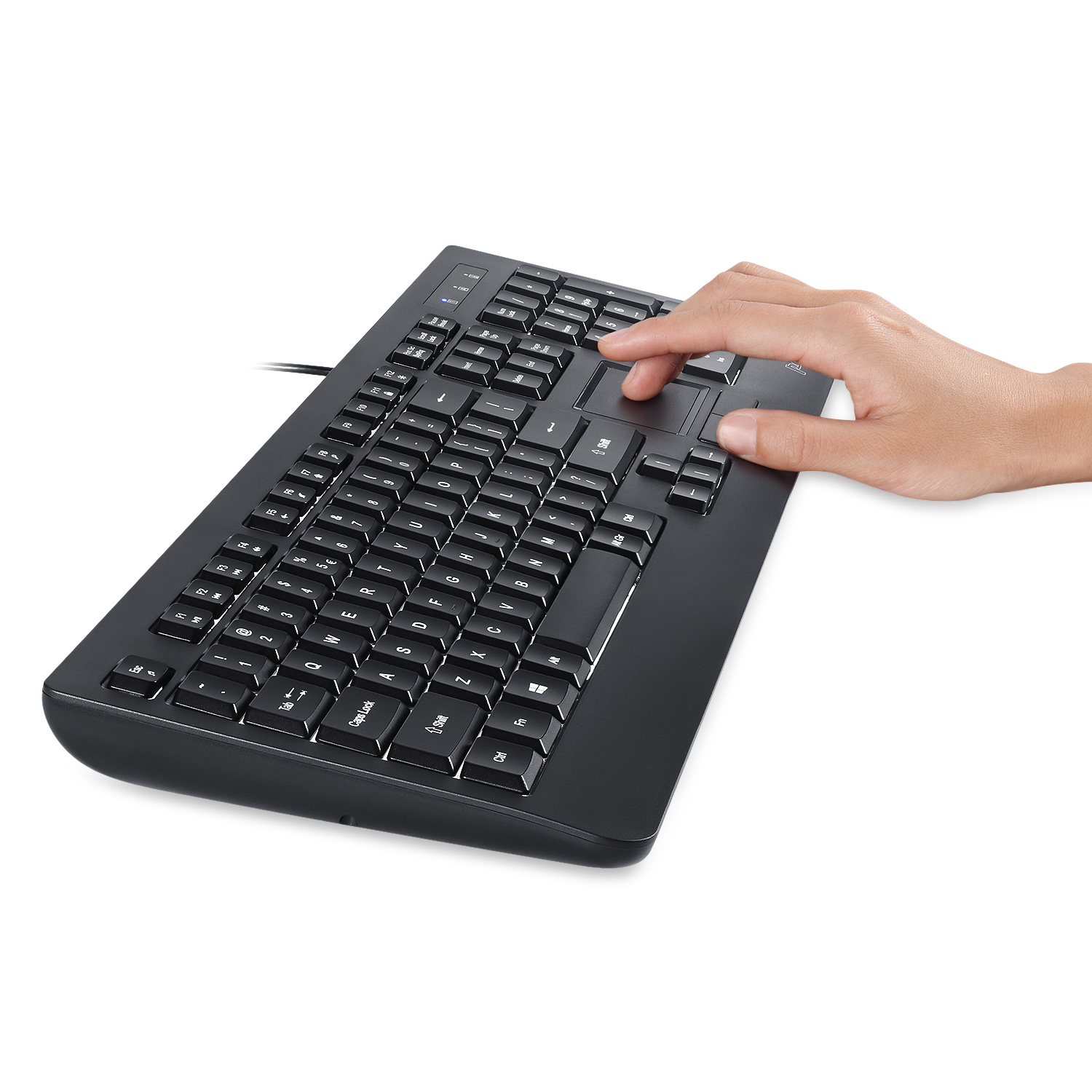 Schwarze Tastatur mit Hand, die Taste drückt. Weißer Hintergrund.