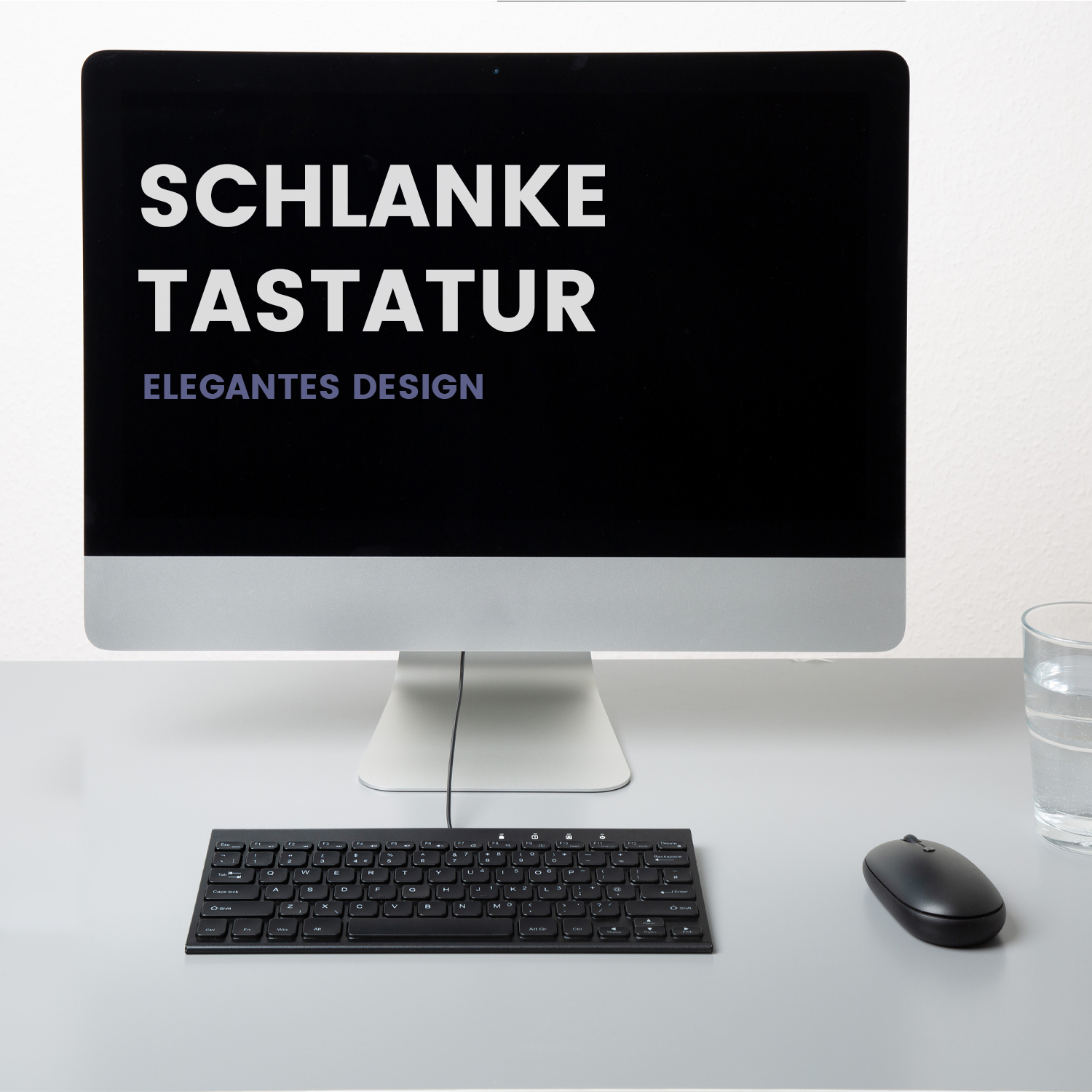 Ein Computerbildschirm mit Tastatur und Maus auf einem Schreibtisch. Der Bildschirm zeigt Text.