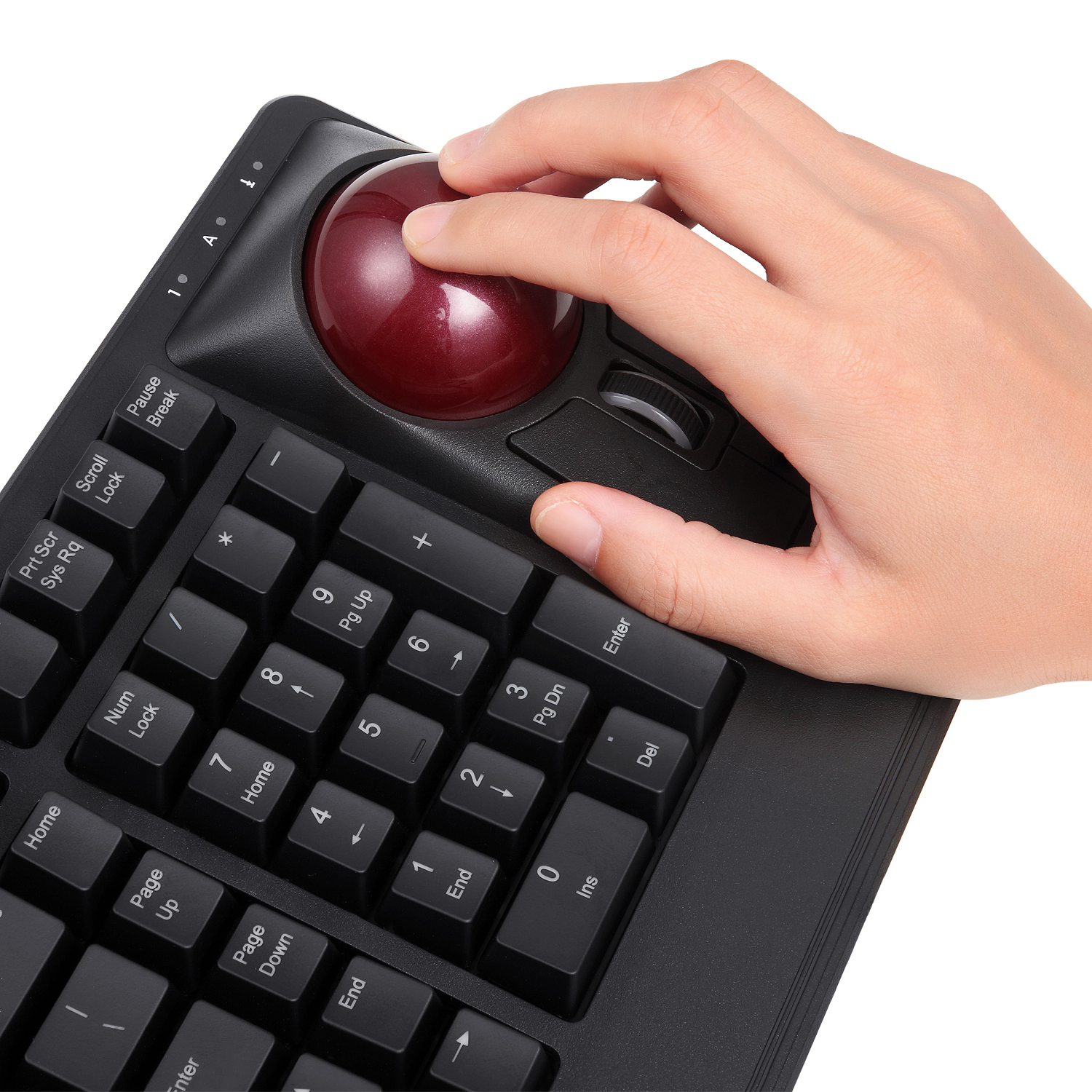 Una mano usa un mouse trackball su una tastiera nera con tasti numerici.