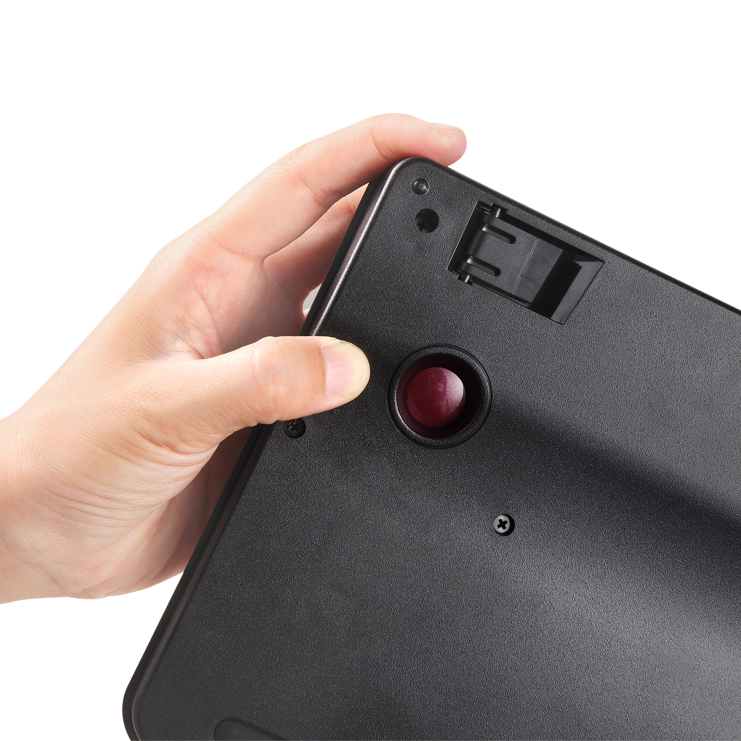 Mano che tocca la parte inferiore di una tastiera nera con una trackball rossa.