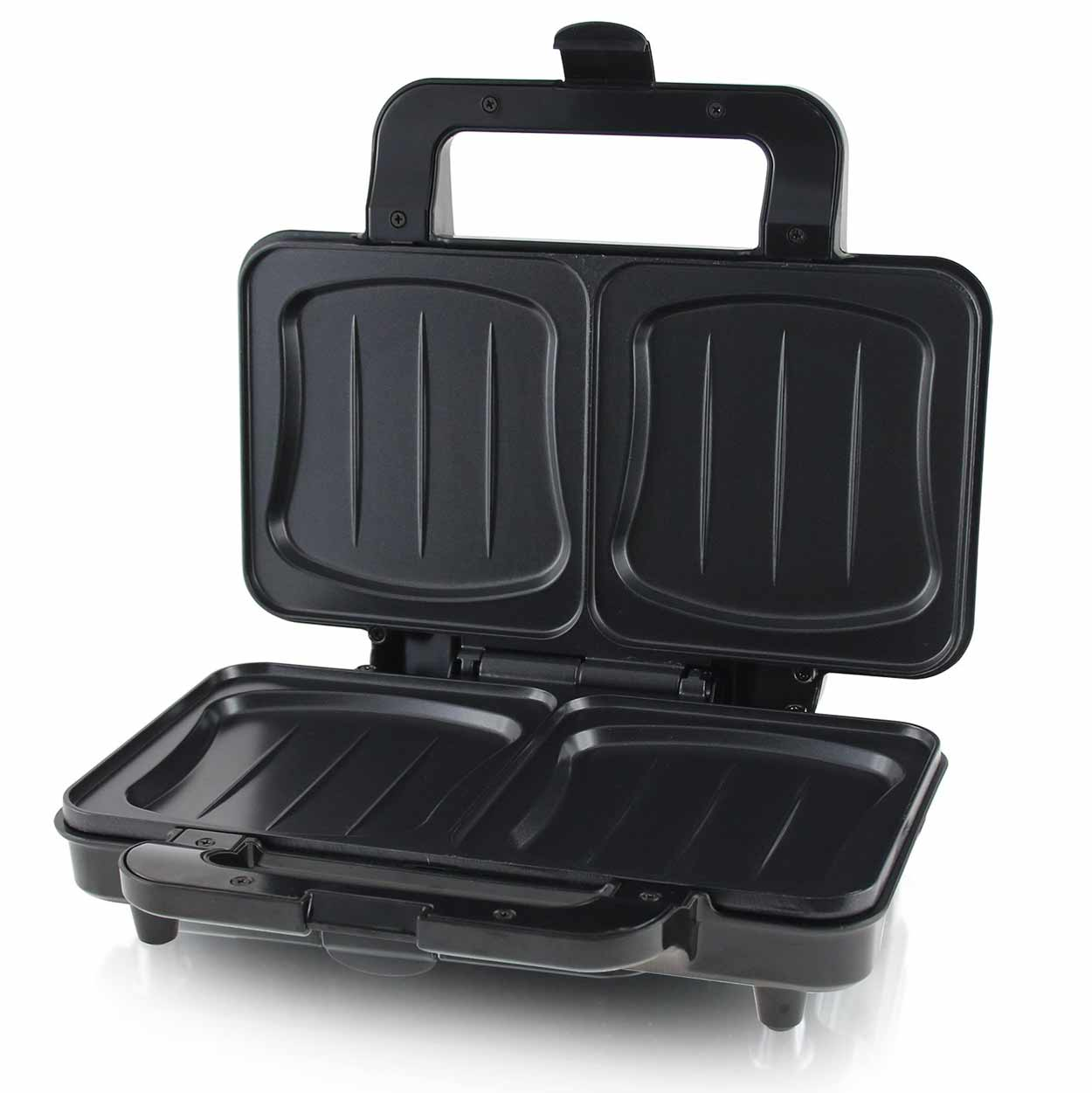 Schwarzer offener Sandwichmaker. Zwei Fächer sind sichtbar. Weißer Hintergrund.