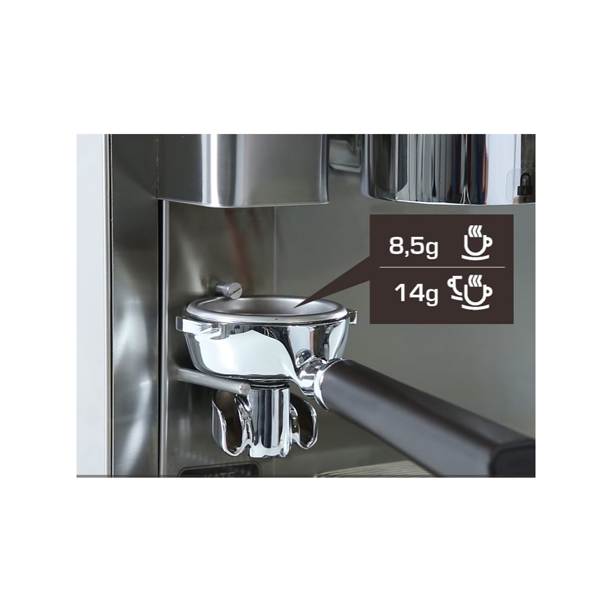 Zbliżenie na kolbę z kawą. Wyświetla ilości kawy 8,5g i 14g.