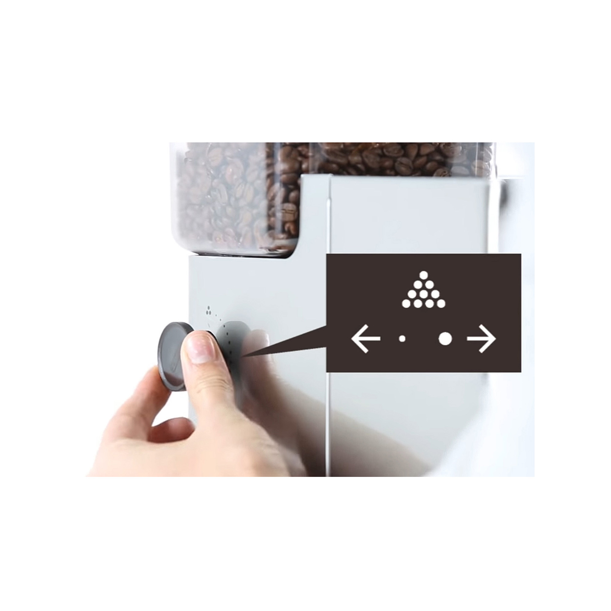 Ręka osoby regulująca ustawienia białego ekspresu do kawy. Grafika pokazuje opcje mocy kawy.