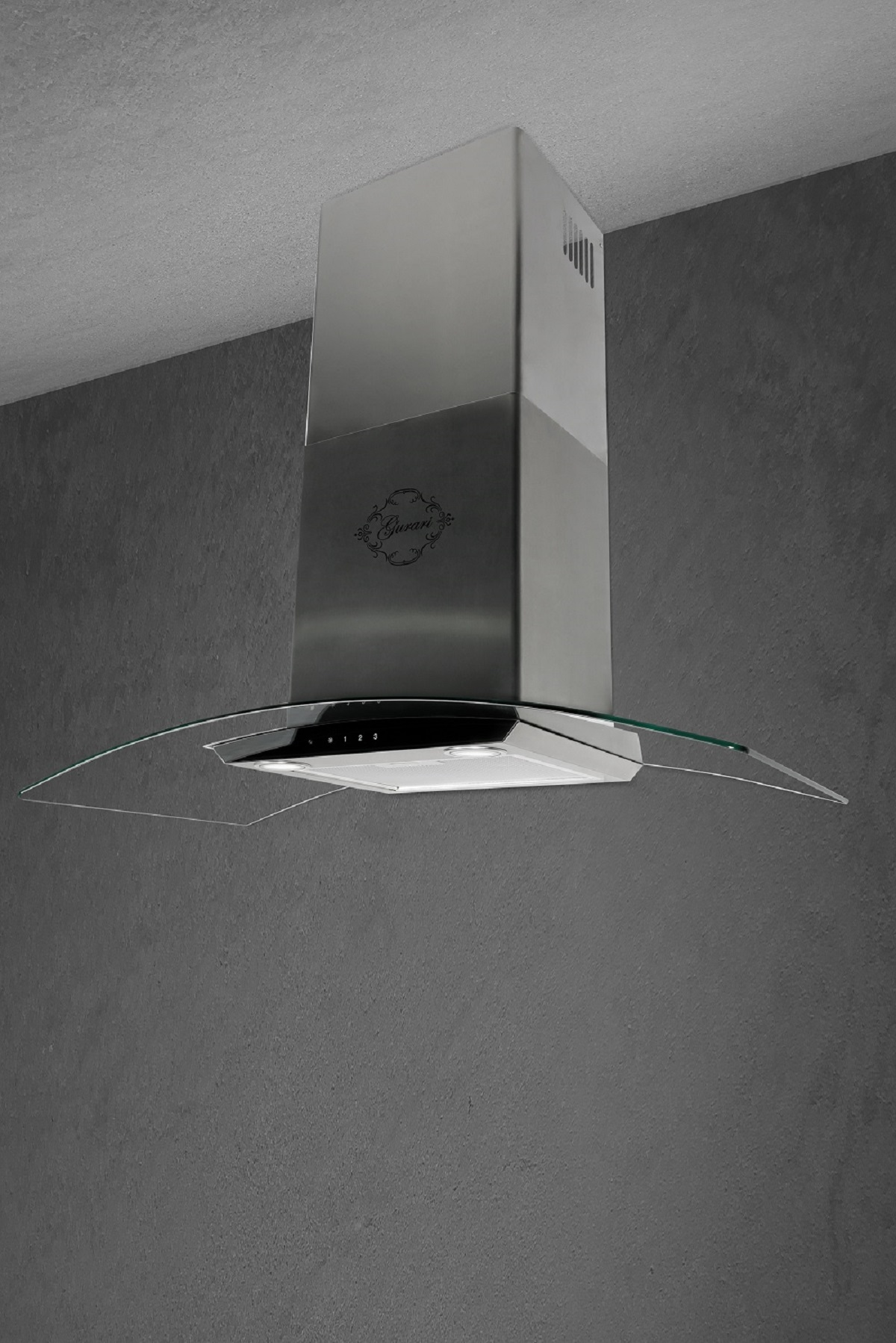 Edelstahl-Dunstabzugshaube an grauer Wand mit Glaselement montiert.