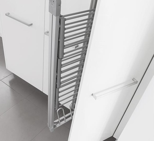 Un organizador extraíble de armario con estantes y una barra para colgar ropa, dentro de un armario blanco.