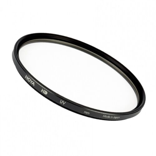 Ein schwarzer UV-Filter für ein Kameraobjektiv, mit HOYA und Made in Japan Text.