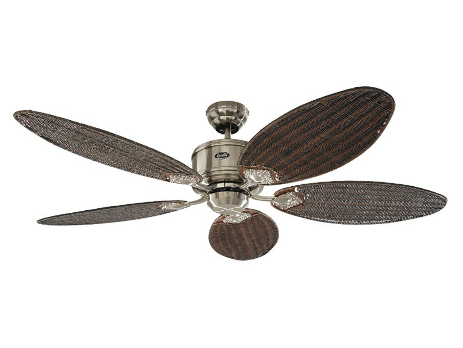 Deckenventilator mit fünf braunen Korbgeflechtflügeln und silbernem Motorgehäuse.