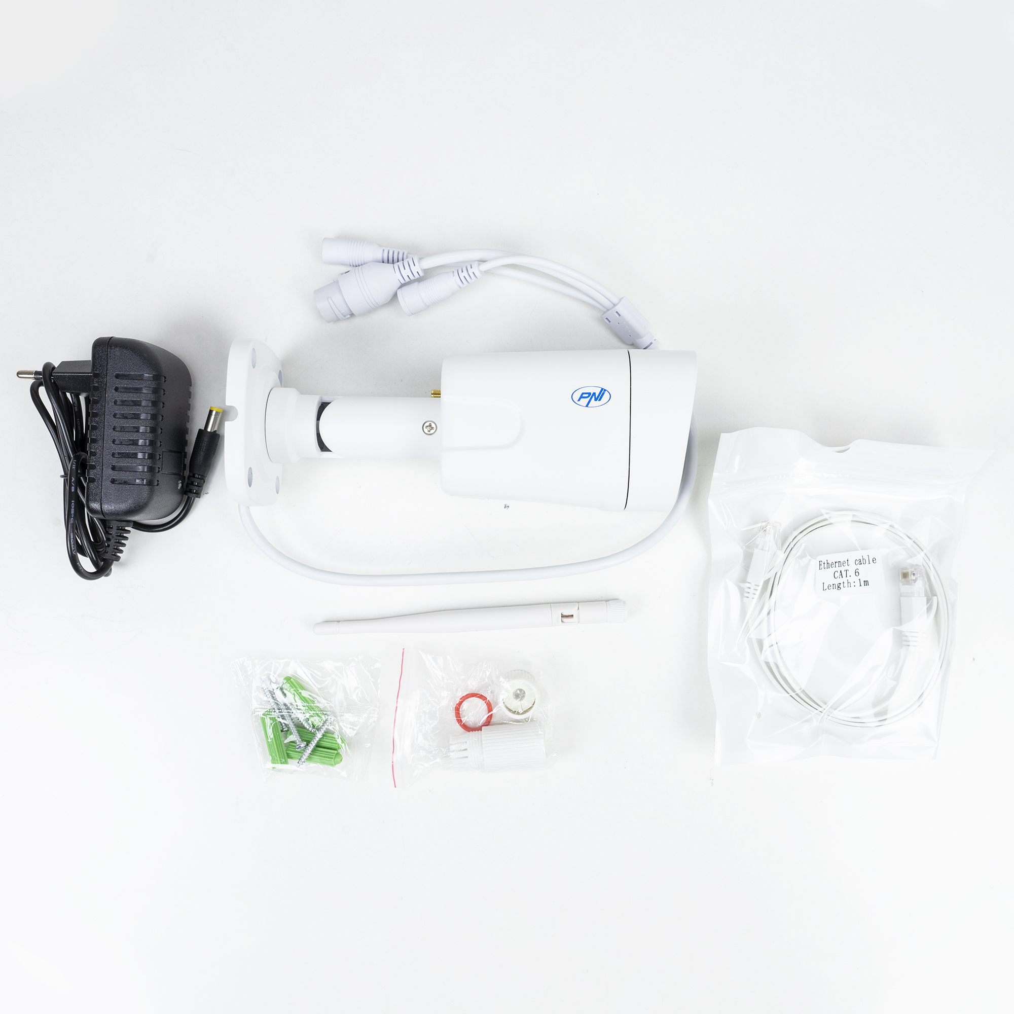 Weißes Überwachungskamera-Kit mit Zubehör auf weißem Hintergrund.