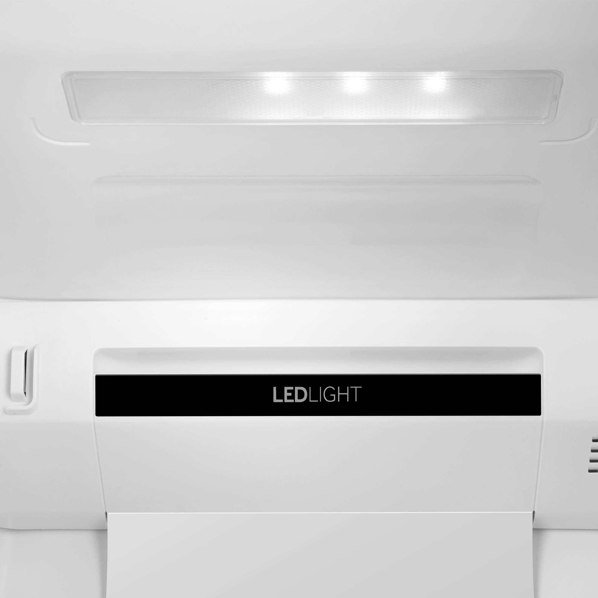 Interieur van een koelkast. Wit met een LED-licht en een zwart 'LED LIGHT' bord.