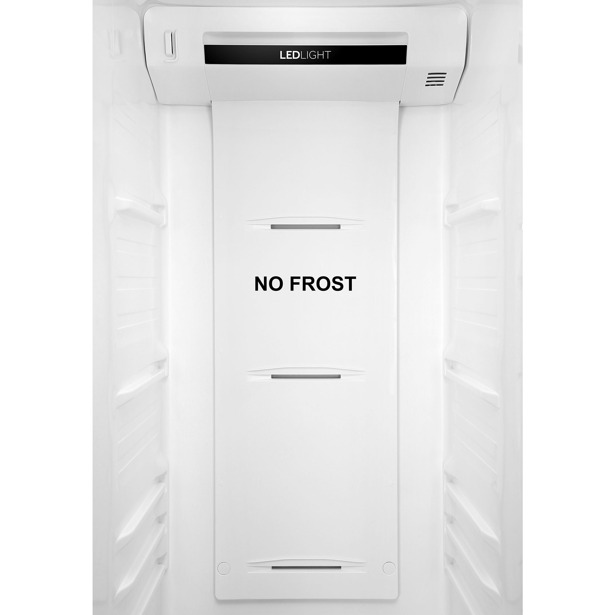 Binnenkant van een witte koelkast met de woorden 'NO FROST' zichtbaar op een plank.