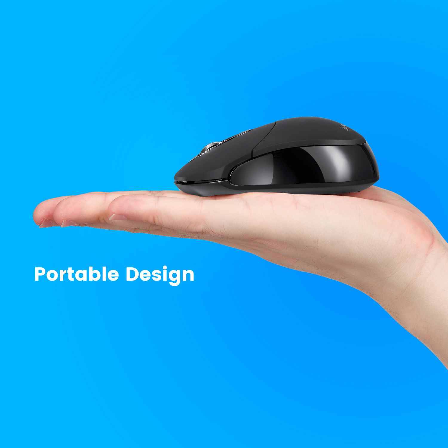 Schwarze Computermaus in einer Hand vor blauem Farbverlaufshintergrund.