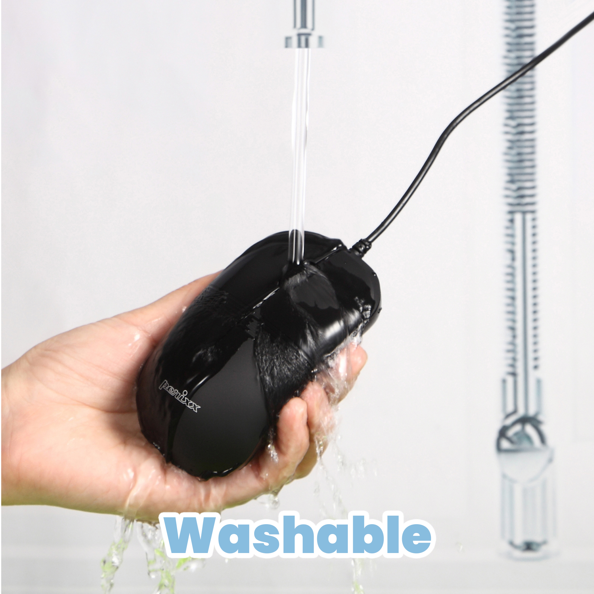Schwarze Computermaus, die mit Wasser gewaschen wird. Waschbare Maus mit dem Wort Washable.