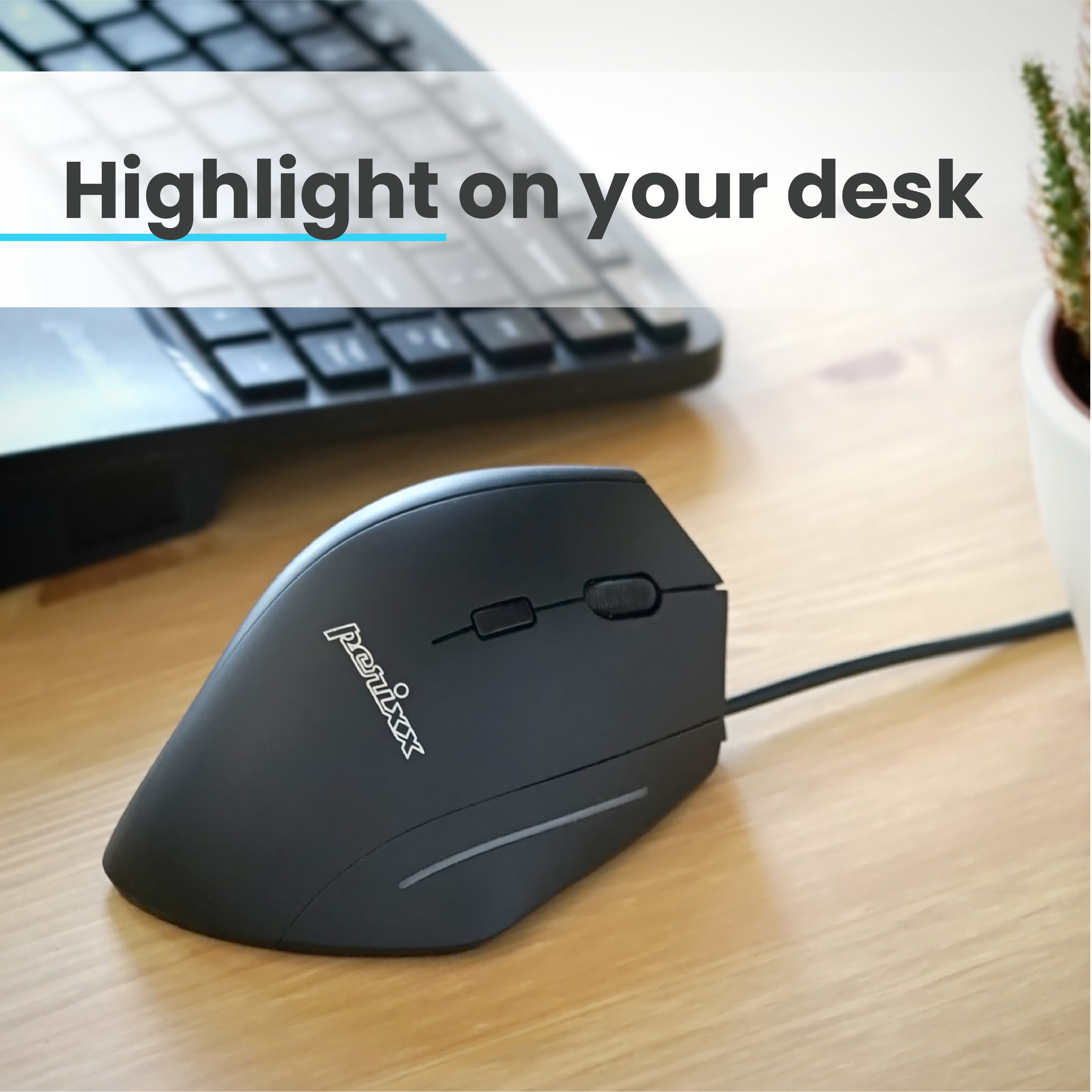Schwarze ergonomische Maus auf einem Holztisch, Text lautet 'Highlight on your desk'.