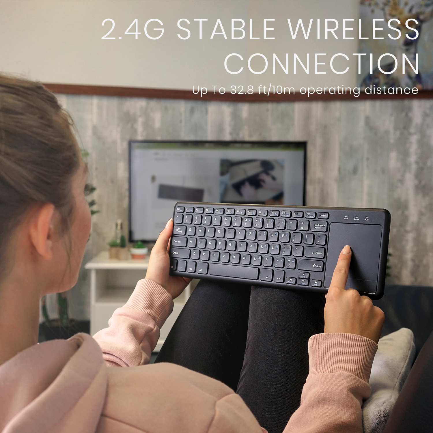 Eine Frau benutzt eine schwarze Tastatur mit Touchpad, der Text lautet: 2.4G stabile drahtlose Verbindung.