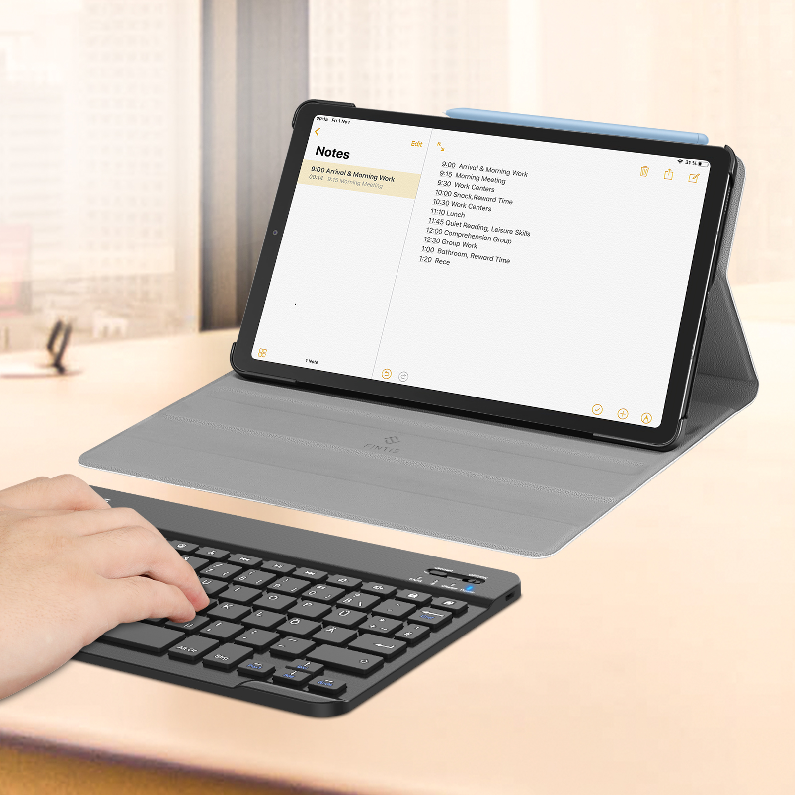 Tablet auf einem Ständer mit Tastatur. Der Bildschirm zeigt einen Zeitplan. Eine Hand tippt.