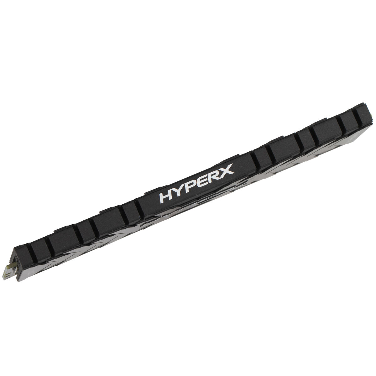 Ein schwarzes HyperX-Speichermodul, mit weißem Text darauf, vor weißem Hintergrund.