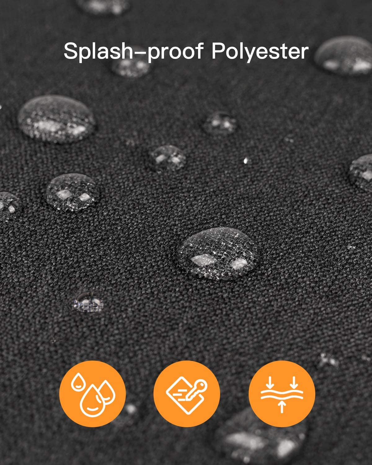Nahaufnahme von schwarzem Stoff mit Wassertröpfchen. Der Text 'Splash-proof Polyester' steht oben.