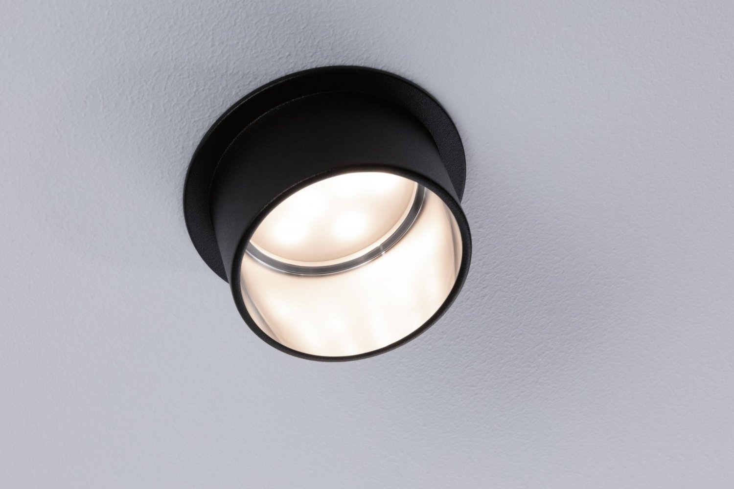 Einbaustrahler mit schwarzem Rahmen und weißem Innenlicht.