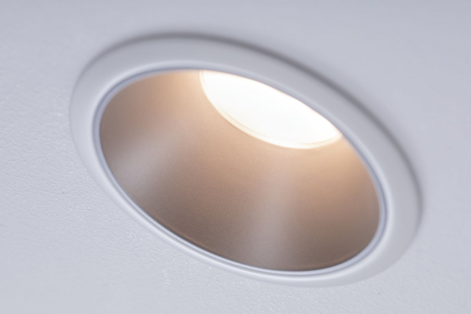 Nahaufnahme einer Einbau-Deckenleuchte. Das Licht ist an und beleuchtet den Innenraum.