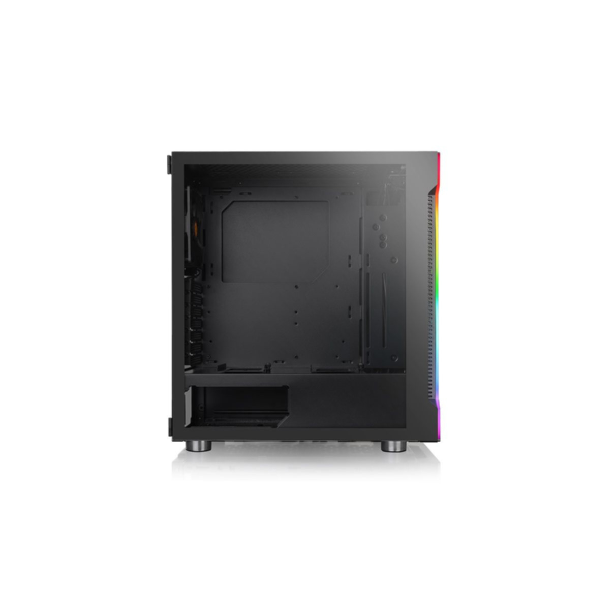 Ein leerer schwarzer Computergehäuse mit transparentem Seitenpanel auf weißem Hintergrund.