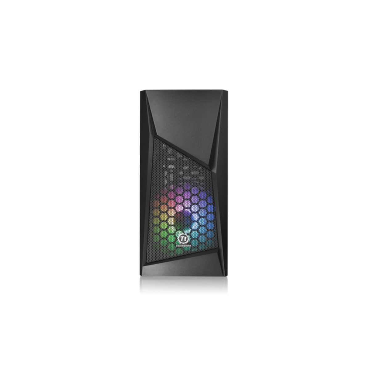 Schwarzes Computergehäuse mit Wabenmuster und RGB-Beleuchtung vorne. Weißer Hintergrund.