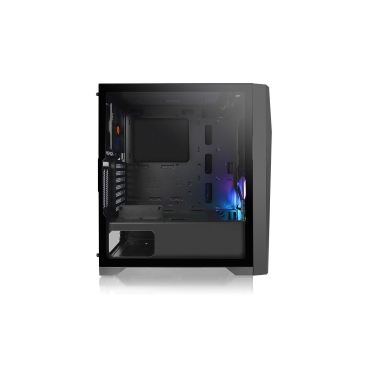 Ein schwarzes Computergehäuse mit Glasseitenwand, zeigt innere Komponenten und leuchtenden Lüfter.