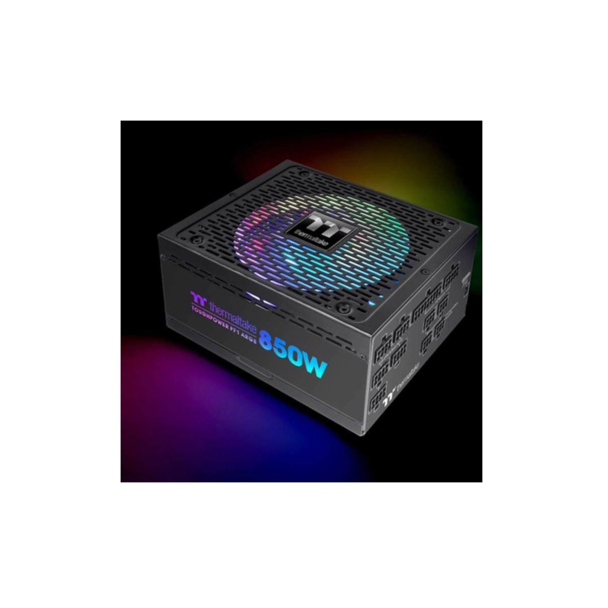 Zwarte en kleurrijke voedingseenheid voor een computer. Er staat 850W op.