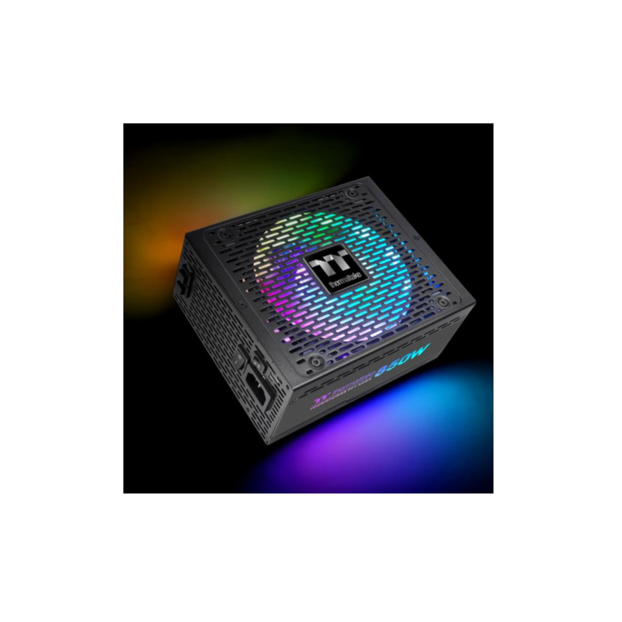 Een zwarte voeding met een kleurrijk lichtdisplay en het Thermaltake-logo.