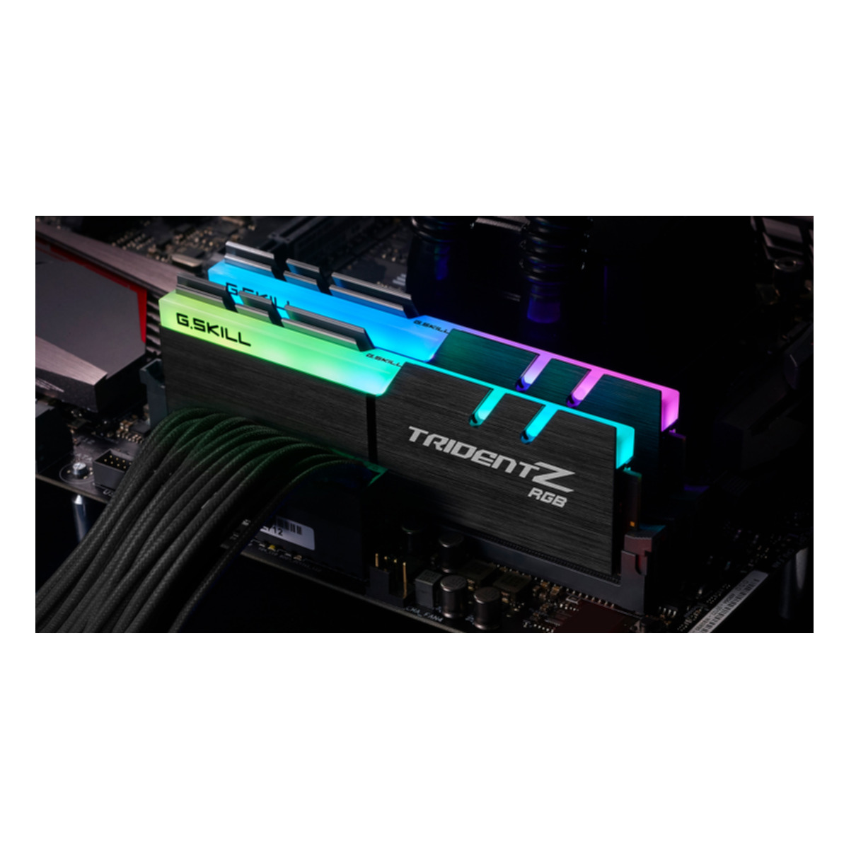 RAM-sticks op een moederbord, met RGB-verlichting. De sticks zijn zwart met G.Skill en Trident Z RGB.