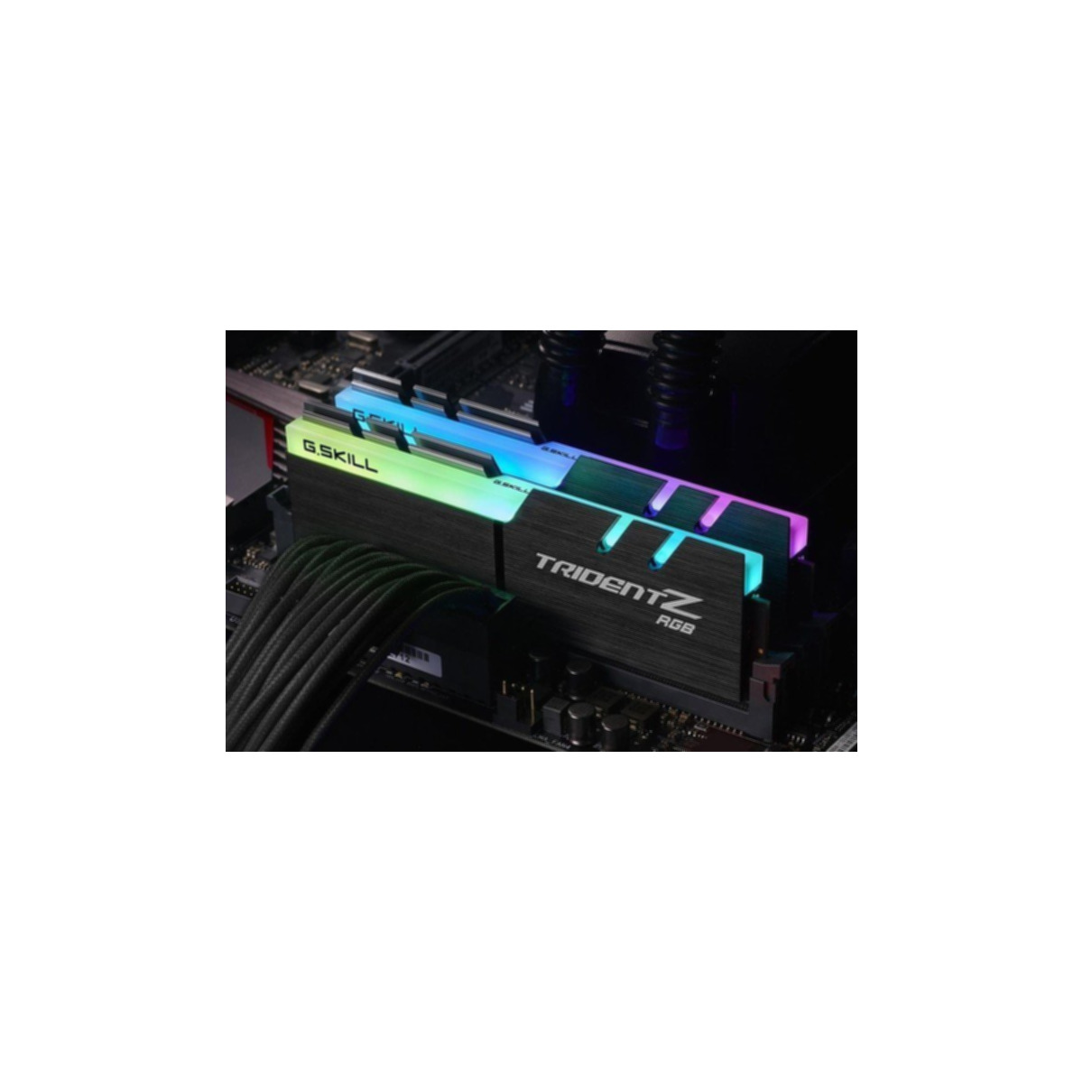 Modulo RAM sulla scheda madre, con illuminazione RGB. Il modulo ha il marchio G.SKILL e TRIDENT Z RGB.
