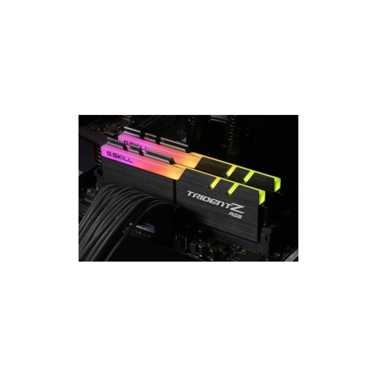 Due moduli RAM installati in una scheda madre, con illuminazione RGB, sfondo scuro.