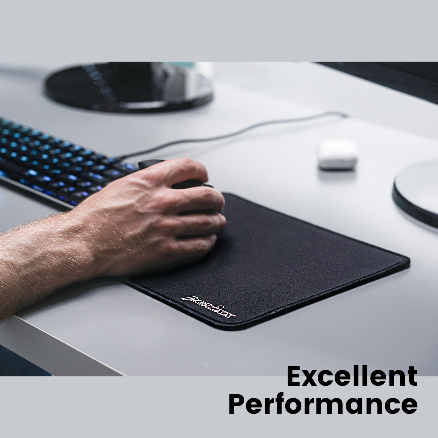 Eine Hand benutzt eine Maus auf einem schwarzen Mauspad. Eine Tastatur befindet sich im Hintergrund. Text: Excellent Performance.