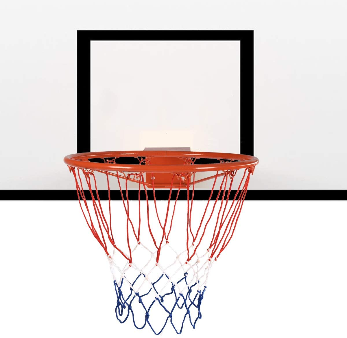 Basketballkorb mit rot-weiß-blauem Netz und weißem Rückwand.