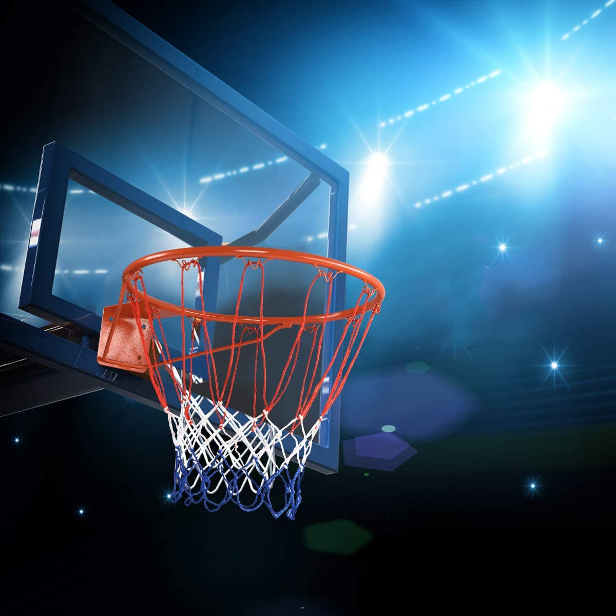 Basketballkorb. Blaues Backboard und orangefarbener Ring mit Netz. Helle Lichter im Hintergrund.